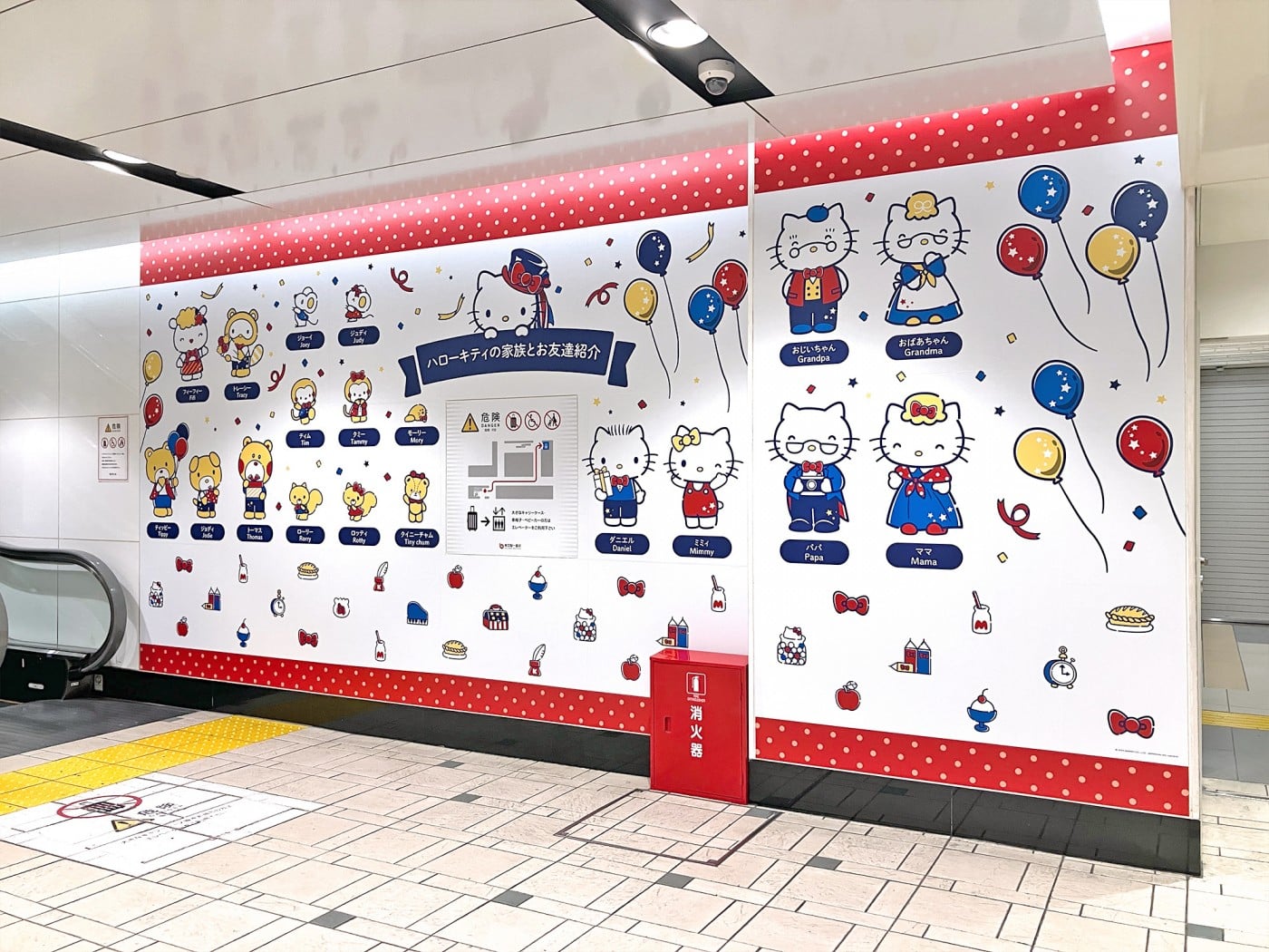 期間限定 東京駅『ハローキティ50周年記念』東京キャラクターストリート内ラッピング